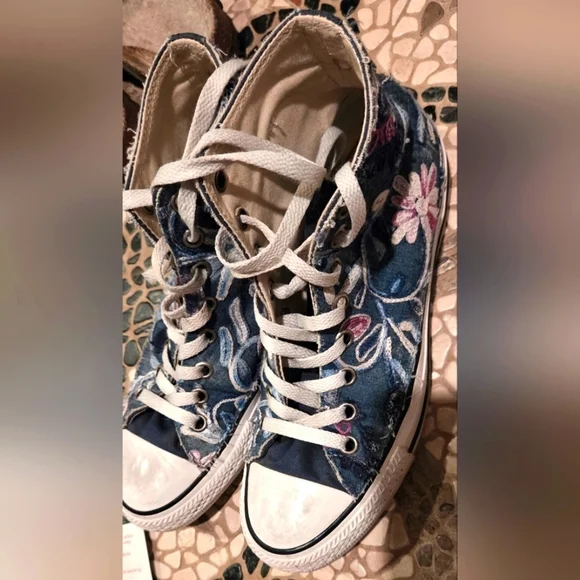 Limited Edition Chuck Taylor All Star High Vintage Denim Flowers Sneaker - Picture 9 of 12